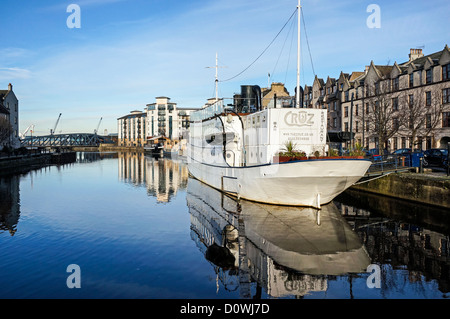 Ristorante de Niro nave (l'Cruz) ormeggiata presso la riva in Queens Dock Leith Harbour Edimburgo Scozia all'inizio inverno Foto Stock