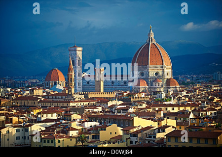 Tetto vista superiore della torre belll e la cupola del Duomo di Firenze Duomo, Basilica di Santa Maria del Fiore, Firenze Italia Foto Stock