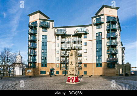 La Marina Mercantile memoriale sulla Tower Place Riva da Queens Dock in Leith Docks Edimburgo in Scozia Foto Stock