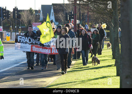 Lancashire, Regno Unito. 1° dicembre 2012. 1/12/12 Anti fracking protestare nel Fylde e Blackpool area del Lancashire,UK.I MEMBRI DI RAFF (residenti azione sul fracking Fylde) hanno marciato da St Annes al sito Cuadrilla su moss al retro della città per protestare ancora controverso di estrazione gas di processo. Credito: Kevin walsh Alamy / Live News Foto Stock