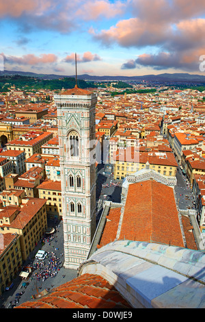 Tetto vista di Firenze e il Duomo di Firenze il campanile, Italia Foto Stock