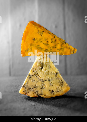 Inglese formaggio blu cunei - stilton, Stilton bianco e blacksticks Foto Stock