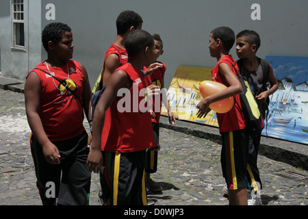 I bambini da una locale scuola di tamburo di camminare per le strade di Salvador città vecchia, Pelourinho, Bahia, Brasile, 2012 Foto Stock