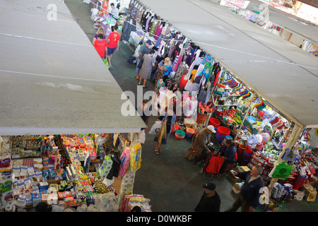 Bucarest, Romania, Marktstaende e ai clienti in una hall di mercato su Piata Obor Foto Stock