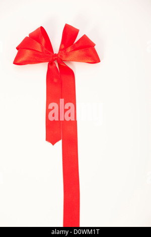 Rosso lucido nastro di raso su sfondo bianco Foto Stock