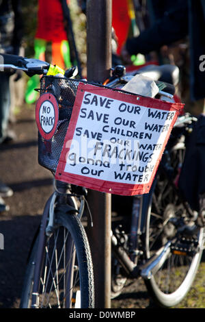 Blackpool sabato 1 dicembre 2012. 'Salva la nostra acqua'   manifestanti contro un REGNO UNITO 'Dash al gas' e fracking per gas di scisto, marciando per le strade di Lytham St Annes in rotta per Caudrilla del sito di perforazione Anna's Road off Case del Nord Lane, St Annes, Blackpool, Lancashire. Anti-fracking, fracking, petrolio, energia, gas, rig, foratura, industria, potenza, estrazione, naturale, ben, inquinamento, ambiente, fossili, benzina, scisto, risorsa che i dimostranti vogliono foratura a fermare fino a che i rischi sono completamente valutati. Foto Stock