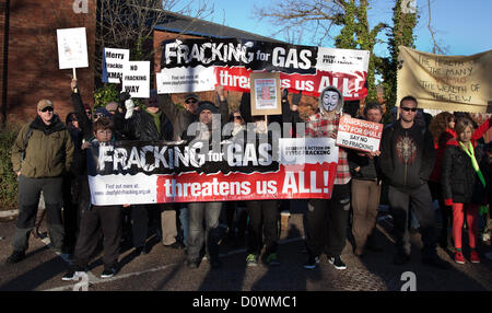 Blackpool sabato 1 dicembre 2012. Manifestanti contro un REGNO UNITO 'Dash al gas' e fracking per gas di scisto, marciando per le strade di Lytham St Annes in rotta per Caudrilla del sito di perforazione Anna's Road off Case del Nord Lane, St Annes, Blackpool, Lancashire. Anti-fracking manifestanti desidera che la perforazione di stop fino a che i rischi sono completamente valutati. Foto Stock