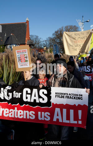 Blackpool sabato 1 dicembre 2012. Manifestanti contro un REGNO UNITO 'Dash al gas' e fracking per gas di scisto, marciando per le strade di Lytham St Annes in rotta per Caudrilla del sito di perforazione Anna's Road off Case del Nord Lane, St Annes, Blackpool, Lancashire. Anti-fracking manifestanti desidera che la perforazione di stop fino a che i rischi sono completamente valutati. Foto Stock