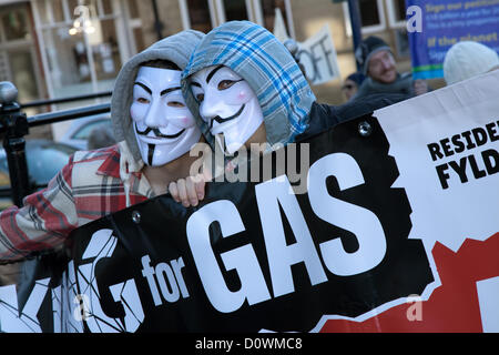 Blackpool sabato 1 dicembre 2012. Anonimo mascherato manifestanti contro un REGNO UNITO 'Dash al gas' e fracking per gas di scisto, marciando per le strade di Lytham St Annes in rotta per Caudrilla del sito di perforazione Anna's Road off Case del Nord Lane, St Annes, Blackpool, Lancashire. Anti-fracking manifestanti desidera che la perforazione di stop fino a che i rischi sono completamente valutati. Foto Stock