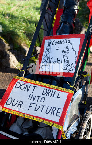 Blackpool sabato 1 dicembre 2012. Manifestanti contro un REGNO UNITO 'Dash al gas' e fracking per gas di scisto, marciando per le strade di Lytham St Annes in rotta per Caudrilla del sito di perforazione Anna's Road off Case del Nord Lane, St Annes, Blackpool, Lancashire. Anti-fracking manifestanti desidera che la perforazione di stop fino a che i rischi sono completamente valutati. Foto Stock