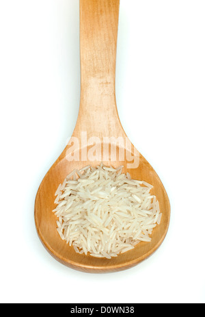 Il riso Basmati in cucchiaio di legno su sfondo bianco Foto Stock