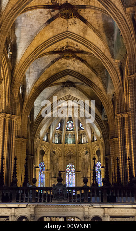 Maestoso interno della cattedrale di Barcellona, si trova a Barcellona, Spagna. Fu costruito tra il XIII e il XV secolo. Foto Stock
