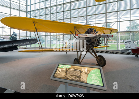 Un 1928 Boeing P12/Modello 100 aerei da combattimento, La Grande Galleria, il Museo del Volo, Seattle, Washington, Stati Uniti d'America Foto Stock