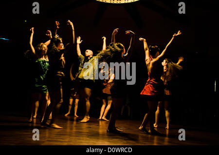 Barcellona, Spagna. Il 1 dicembre del 2012. Danzatori provenienti da varie scuole di danza eseguire ovunque all'interno di 'La Pedrera' prendendo parte al 'Emozioni in movimento' evento per la celebrazione del suo centenario seguita da poche centinaia di cittadini a piedi attraverso Foto Stock