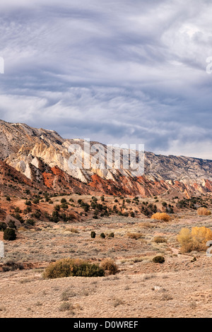 Il innalzate le creste del Waterpocket Fold si estendono per chilometri in sciopero Valley Utah e il Parco nazionale di Capitol Reef. Foto Stock