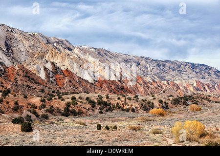 Il innalzate le creste del Waterpocket Fold si estendono per chilometri in sciopero Valley Utah e il Parco nazionale di Capitol Reef. Foto Stock