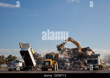 New York New York - Lavoratori pila detriti dall uragano Sandy in un parcheggio vicino alla spiaggia a Staten Island. Foto Stock