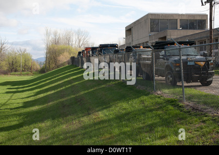 Discarica municipale carrelli linea fino al paese di impianto di trattamento delle acque reflue in Adams, Massachusetts. Foto Stock