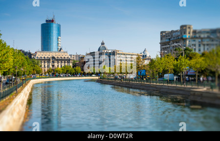 Bucarest, Romania - 29 Settembre 2012: vista del fiume Dâmbovița a Bucarest. Foto Stock