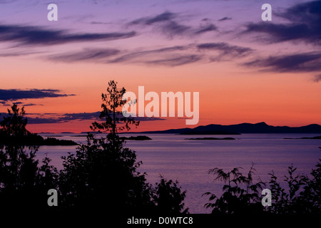 Tramonto su Stretto di Georgia, BC, Canada guardando verso le isole Winchelsea con Texada & Lasqueti dietro nel mese di agosto Foto Stock