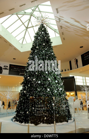 Il Toronto Yorkdale Shopping Centre di Cristallo Swarovski Wonderland sul display a sostegno dell'ospedale per i bambini malati durante Foto Stock