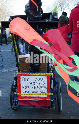 Blackpool sabato 1 dicembre 2012. Manifestanti contro un REGNO UNITO 'Dash al gas' e fracking per gas di scisto, marciando per le strade di Lytham St Annes in rotta per Caudrilla del sito di perforazione Anna's Road off Case del Nord Lane, St Annes, Blackpool, Lancashire. Anti-fracking manifestanti desidera che la perforazione di stop fino a che i rischi sono completamente valutati. Foto Stock