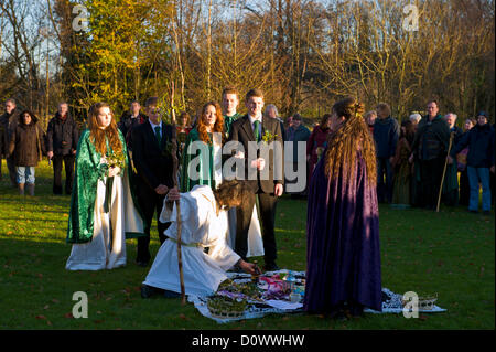 Sabato 1 dicembre 2012. I druidi dalla fondazione di vischio tenere la loro annuale Multi-fede Cerimonia della pace e di rendimento di grazie per celebrare il potere di vischio nel villaggio rurale di Tenbury Wells, Worcestershire, England, Regno Unito Foto Stock