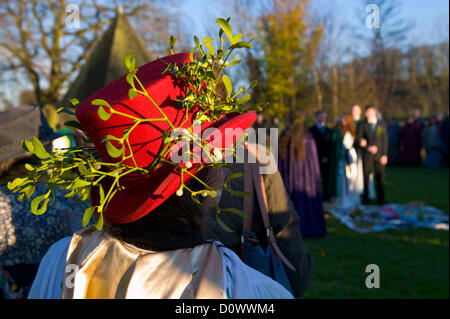 Sabato 1 dicembre 2012. I druidi dalla fondazione di vischio tenere la loro annuale Multi-fede Cerimonia della pace e di rendimento di grazie per celebrare il potere di vischio nel villaggio rurale di Tenbury Wells, Worcestershire, England, Regno Unito Foto Stock