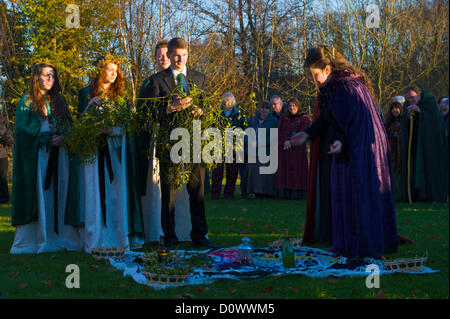 Sabato 1 dicembre 2012. I druidi dalla fondazione di vischio tenere la loro annuale Multi-fede Cerimonia della pace e di rendimento di grazie per celebrare il potere di vischio nel villaggio rurale di Tenbury Wells, Worcestershire, England, Regno Unito Foto Stock