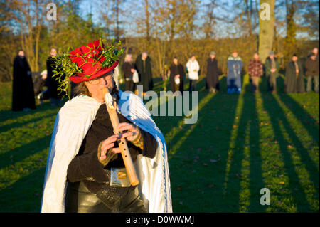 Sabato 1 dicembre 2012. I druidi dalla fondazione di vischio tenere la loro annuale Multi-fede Cerimonia della pace e di rendimento di grazie per celebrare il potere di vischio nel villaggio rurale di Tenbury Wells, Worcestershire, England, Regno Unito Foto Stock