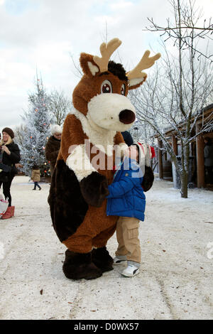 Nel villaggio di Elf. Lapland UK, Bewl Water, Kent, 1 dicembre 2012. Foto Stock