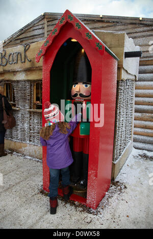 All'esterno della banca elf, presso il centro eventi Lapland UK, Bewl Water, Kent, Regno Unito. Foto Stock
