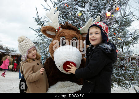 Nel villaggio di Elf. Lapland UK, Bewl Water, Kent, 1 dicembre 2012. Foto Stock