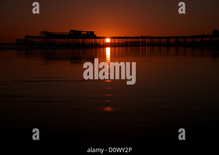 A novembre il tramonto sul molo a Hastings east sussex Foto Stock