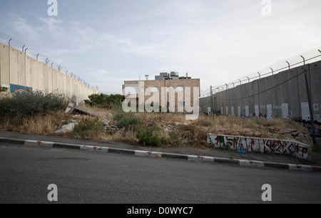 La parete di separazione in Palestina dividendo il ebrei ed arabi gare Foto Stock