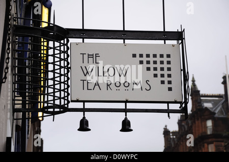 Un segno decorativo sopra la porta di ingresso per la Willow Tea Rooms a Buchanan Street, Glasgow, Scotland, Regno Unito Foto Stock