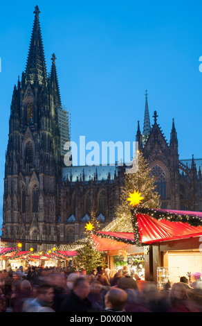 Occupato Cologne Christmas Market in corrispondenza di notte la cattedrale in inverno in Germania Foto Stock