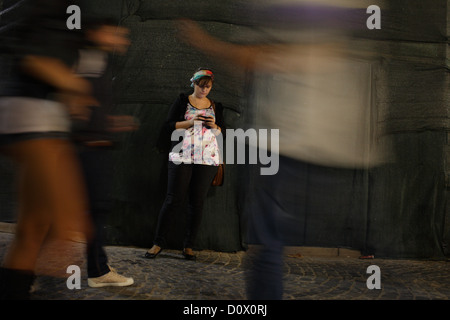 Bucarest, Romania, una donna in attesa nella città vecchia di Lipscani Foto Stock