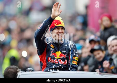 01.12.2012. Graz Austria Formula 1 Championship Victory Parade. Immagine mostra Sebastian Vettel ger Red Bull Racing come egli onde per il pubblico di casa Foto Stock