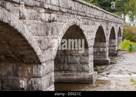 Cinque Span ponte in pietra Pakenham compressa. Il famoso ponte rurale oltre l'Ontario del fiume Mississippi. Foto Stock