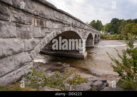 Cinque Span ponte in pietra Pakenham ampia. Il famoso ponte rurale oltre l'Ontario del fiume Mississippi. Foto Stock