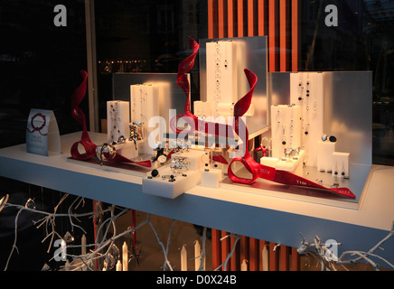 La Georg Jensen argentiere lo stile di vita del negozio display di Natale sulla pedonale e la via commerciale Strøget a Copenaghen in Danimarca Foto Stock