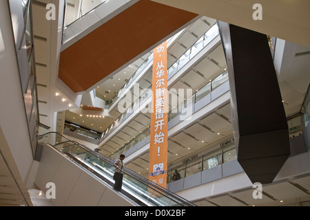 Un cliente solitaria su un ascensore nella CE Mall International, Pechino, Cina. Foto Stock