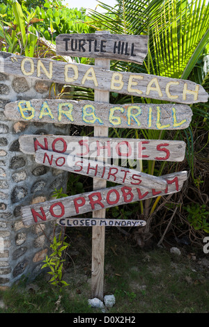 Niente scarpe, no camicie, nessun problema: bar e grill segno. Segno stravagante per un beachside bar e grill realizzata in legno di deriva. Foto Stock