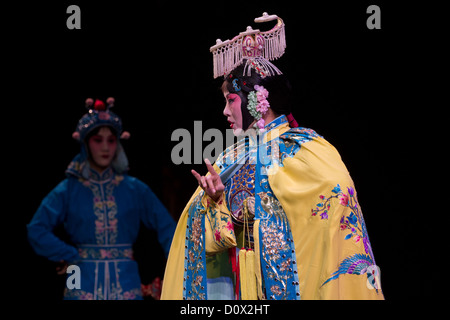 Una femmina di attore protagonista in costume tradizionale illustrato durante una performance del Teatro dell'Opera di Pechino a Pechino in Cina Foto Stock