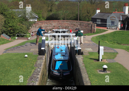 Un narrowboat in lockgates a Foxton si blocca sul Grand Union Canal, Leicestershire, Inghilterra; Gran Bretagna; Regno Unito Foto Stock