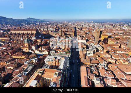 Antenna occhio di uccello vista dalla Torre degli Asinelli In Strada Maggiore a Bologna, Italia Foto Stock