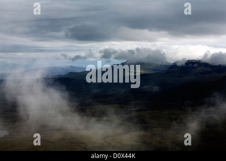 La nebbia e il cloud passando Bioda Buidhe Beinn Edra Hartaval Il Storr sulla cresta theTrotternish Isola di Skye in Scozia Foto Stock