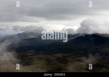 La nebbia e il cloud passando Bioda Buidhe Beinn Edra Hartaval Il Storr sulla cresta theTrotternish Isola di Skye in Scozia Foto Stock