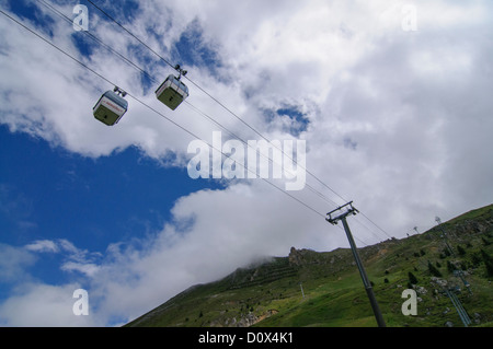 Antenna ski lift Aeroski a Tignes nelle Alpi francesi in estate Foto Stock